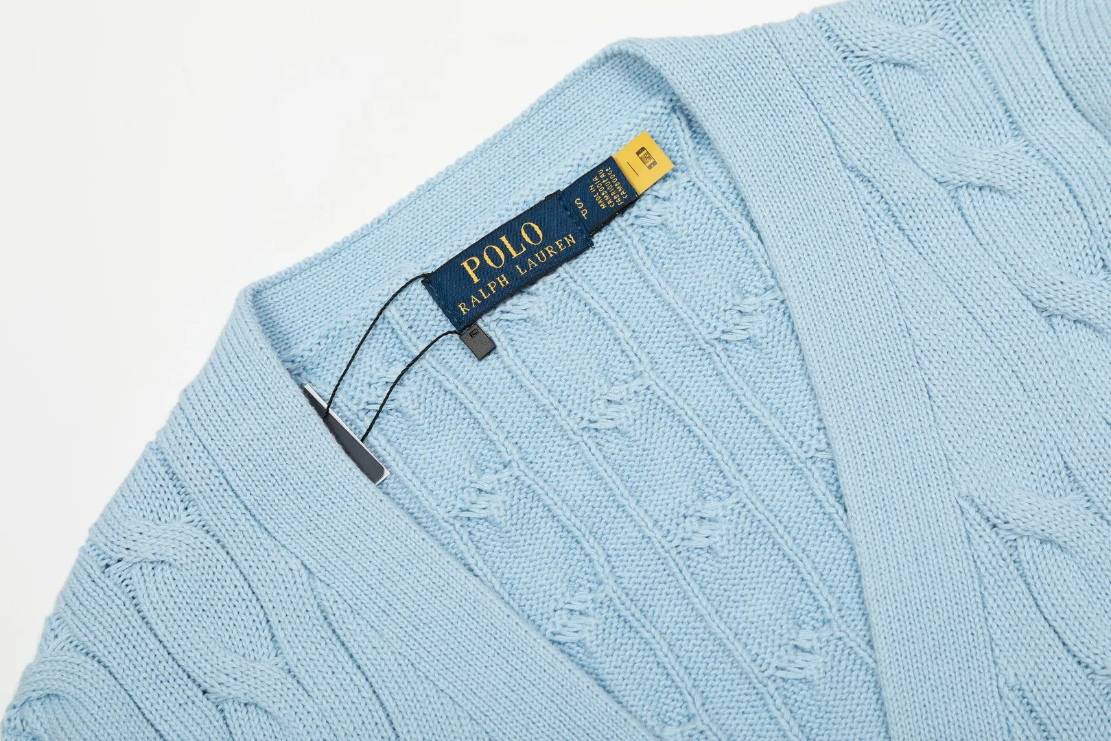 P250 Top quality" Style number: DS113# (not off the shelves all year round) [Ralph Lauren large V-neck solid color pony embroidered logo twist knitted cardigan] ✅Ralph Lauren classic basic versatile goddess style large V-neck knitted cardigan jacket ✅Main supply platform live broadcast Wholesale entities Replenish when out of stock Not off the shelves ✅ZP quality 1:1 version Scan the code to enter the GF website Counter quality ✅Detailed quality is the only one in Guangzhou Imported quality cotton yarn, focusing on high-end, cost-effective, good quality needless to say ✅The version is restored to the original order, the maximum size can be worn up to 160 pounds, loose, comfortable and stress-free ✅The upper body is simple and easy to match, ootd must-have style, good-looking clothes are never picky, a must-have in the goddess' wardrobe. Size: S-XL Color: Black White Gray Light Blue Khaki Pink Yellow Chinese Red Navy Blue White Label Navy Blue Red Label